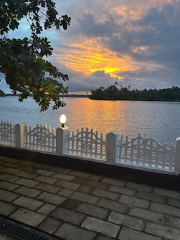 lavilla lake resort and restaurant