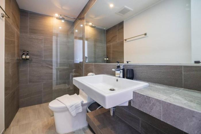 modern condo near the beach nv5