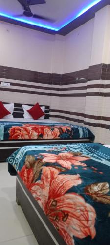 New Gayatri Palace Near Prem Mandir,,1 star