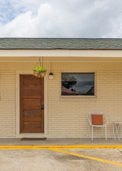 Driftwood Motel,,2 star