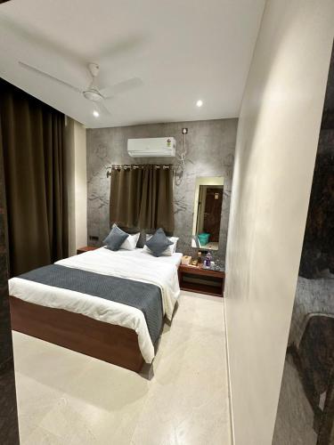 leo deluxe and suite room