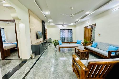 Truelife Homestays - Bhavya Manor - 2500 Sft Modern Homes For Family Stay - Garden With Flowers - Ti,,4 star
