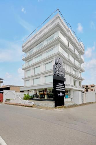 Q-White Crescent,,3 star