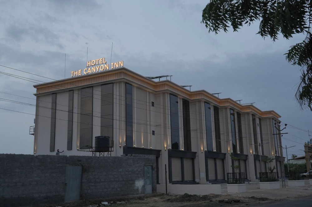 stayguru the canyon inn