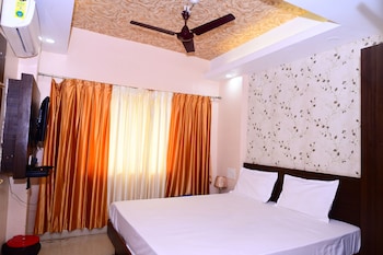 dhamstay hotel aradhya near beach puri