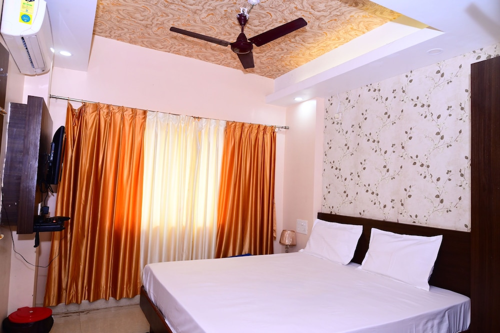 dhamstay hotel aradhya near beach puri