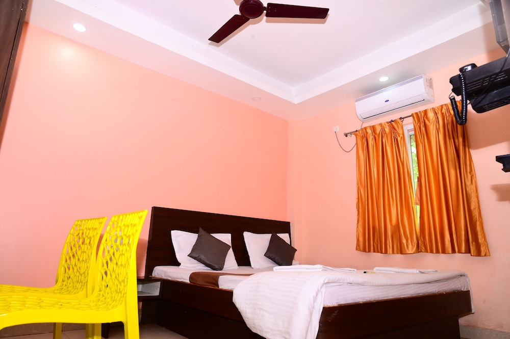 dhamstay hotel aradhya near beach puri
