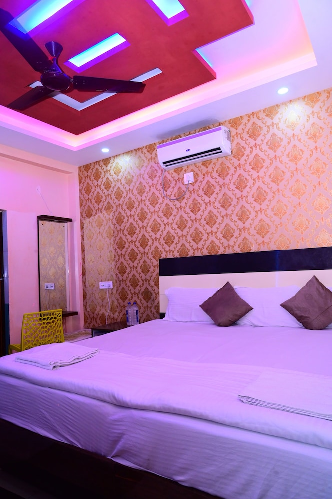 dhamstay hotel aradhya near beach puri