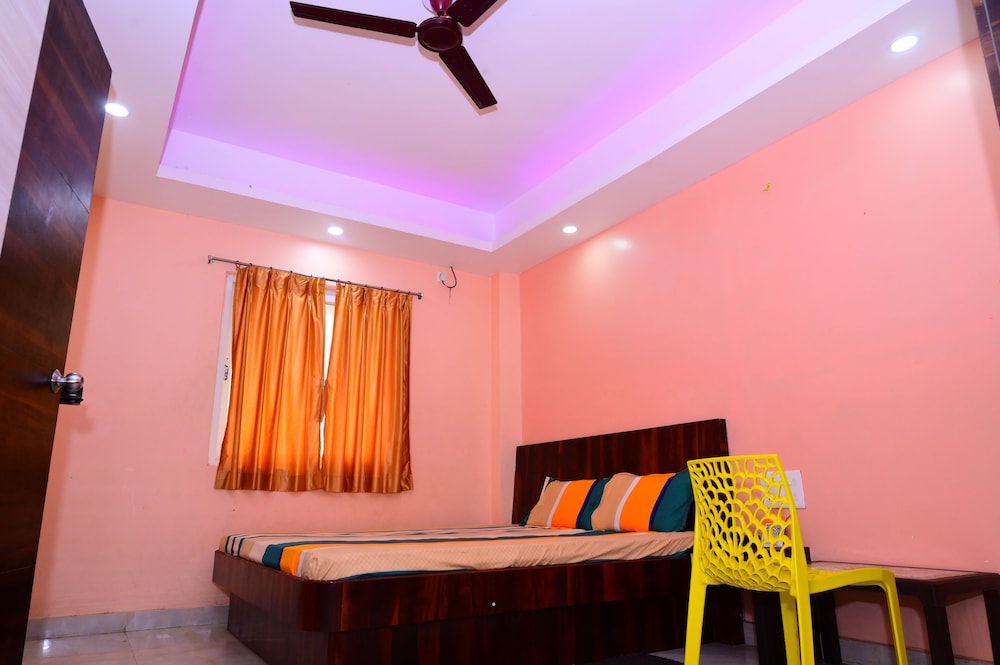 dhamstay hotel aradhya near beach puri