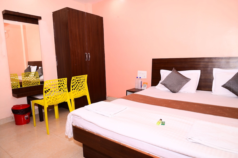 dhamstay hotel aradhya near beach puri