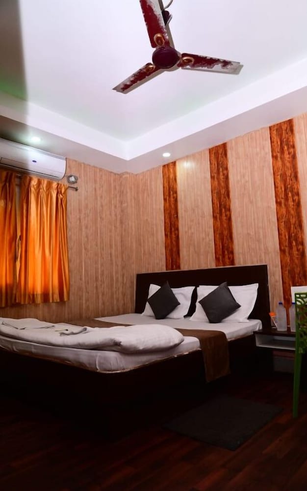 dhamstay hotel aradhya near beach puri