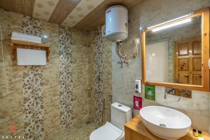 zostel kotgarh narkanda