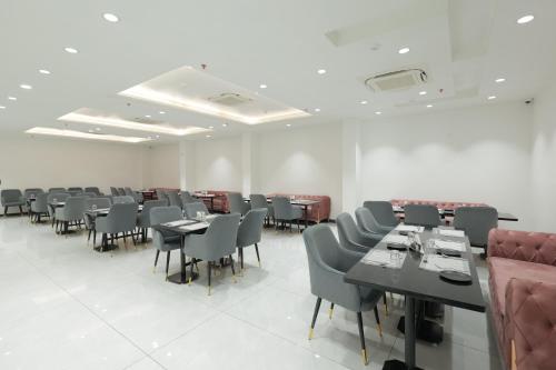 Snj Taj Grand Hotel,,2 star