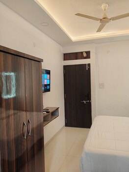 hotel kiwi inn vijaynagar scheme 78