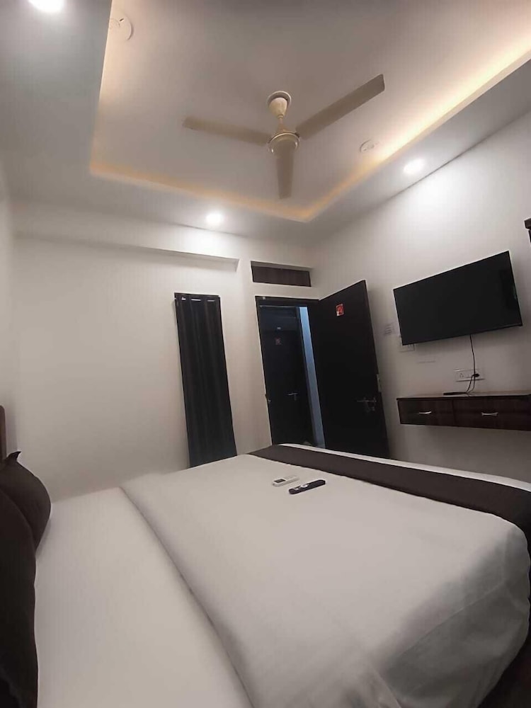 hotel kiwi inn vijaynagar scheme 78