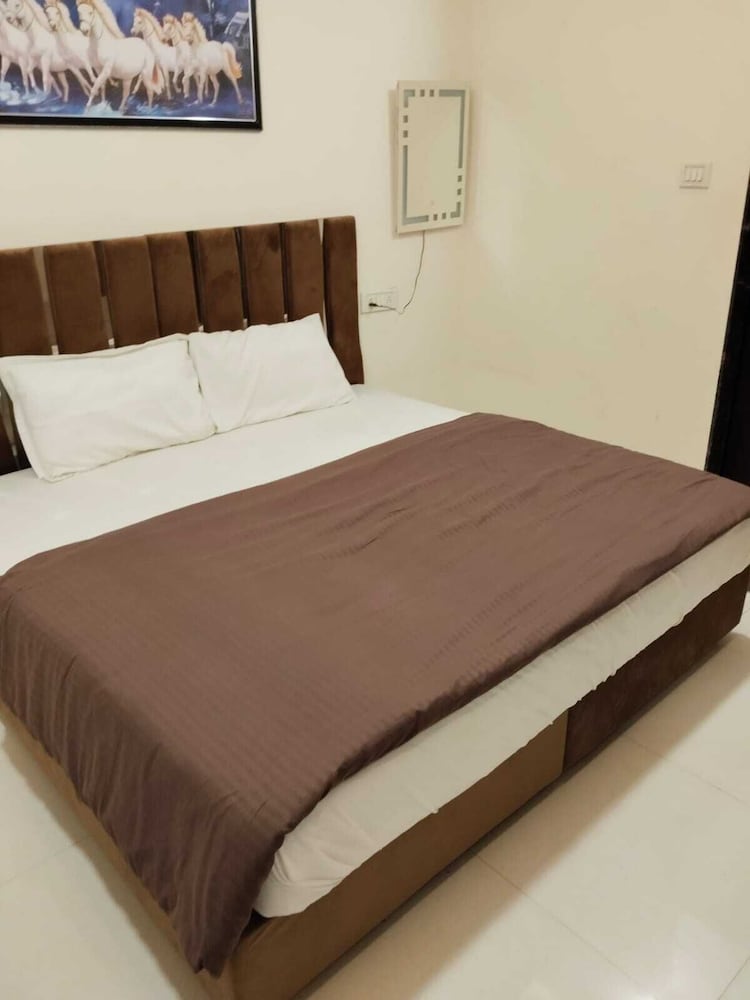 hotel kiwi inn vijaynagar scheme 78