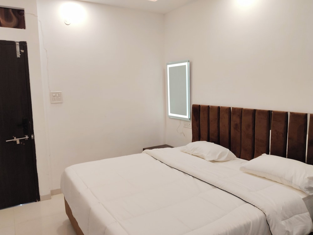 hotel kiwi inn vijaynagar scheme 78