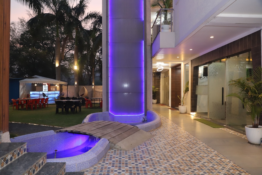 hotel vatika palace narmadapuram