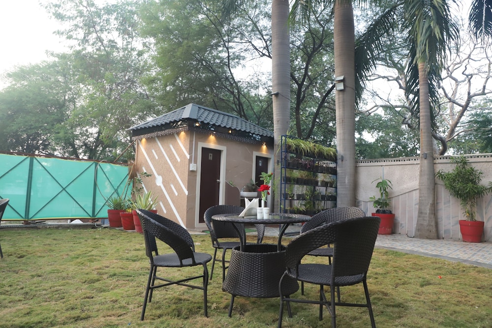 hotel vatika palace narmadapuram