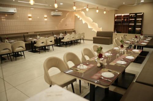 hotel vatika palace narmadapuram