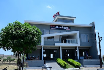 hotel moonlight and restaurant