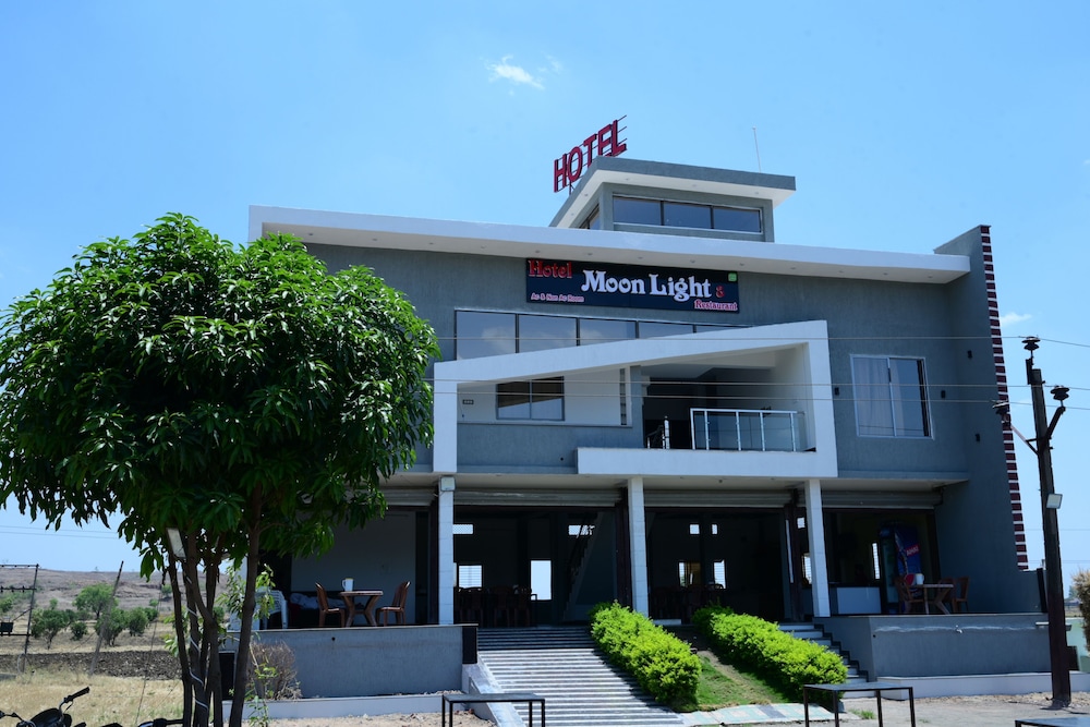 hotel moonlight and restaurant