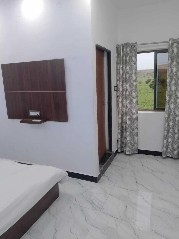 hotel moonlight and restaurant