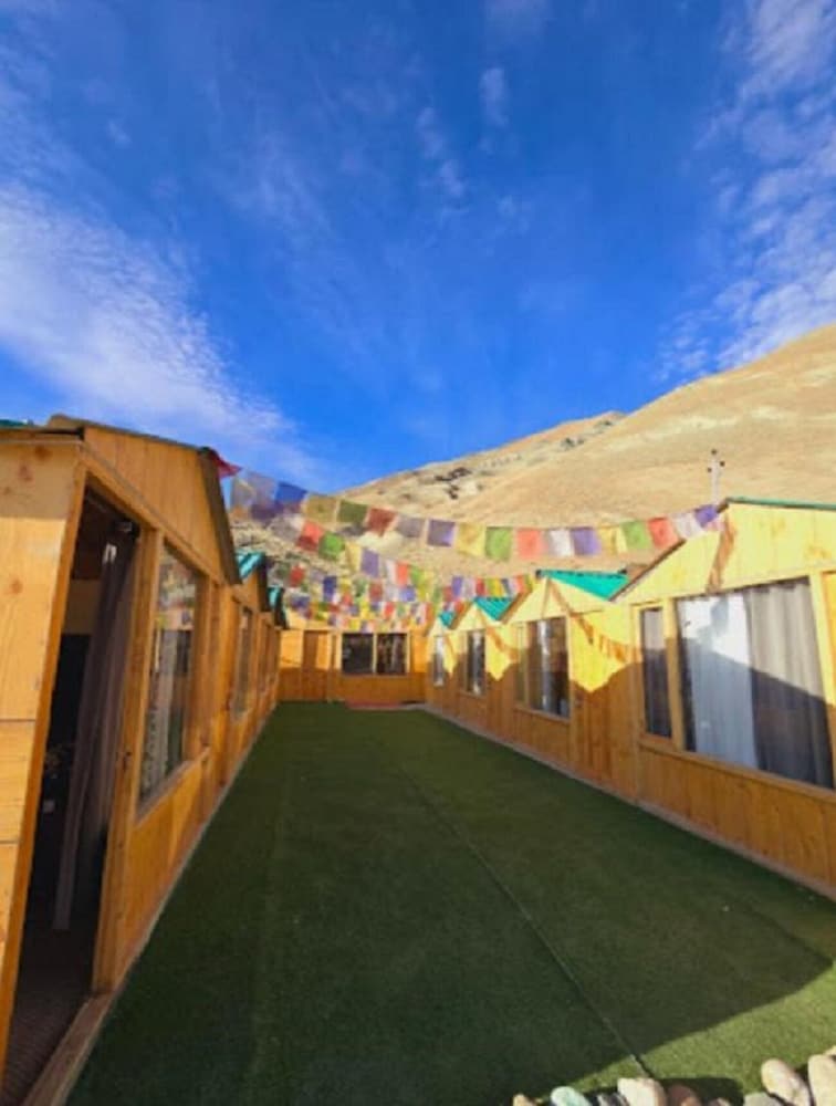 the grand lodge pangong