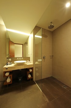 adhi jaya sunset hotel