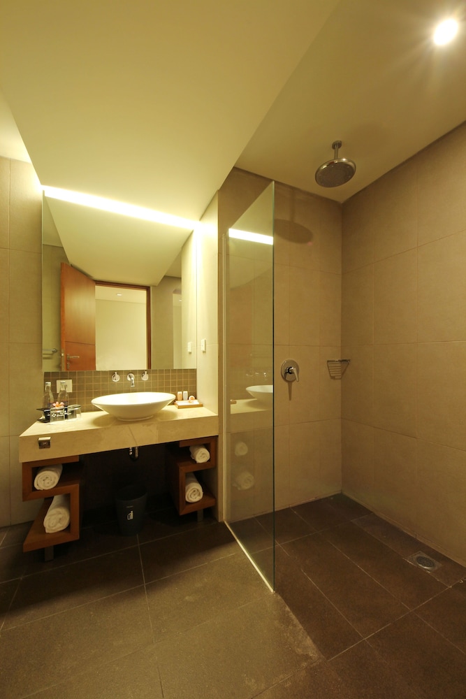 adhi jaya sunset hotel