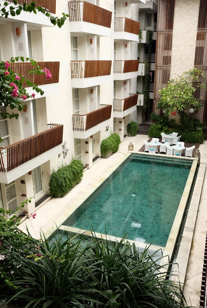 adhi jaya sunset hotel