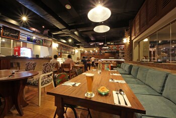 adhi jaya sunset hotel