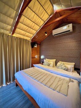 glass cabins and cafe by urban monk