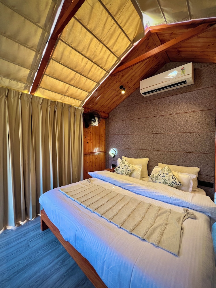 glass cabins and cafe by urban monk