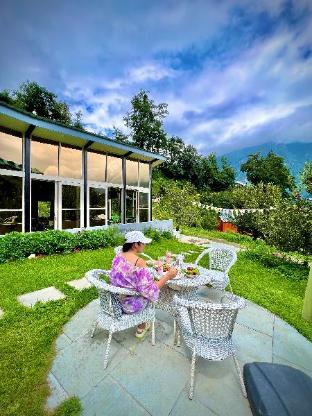 glass cabins and cafe by urban monk