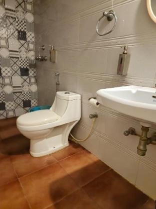 Pom Holidays,,2 star