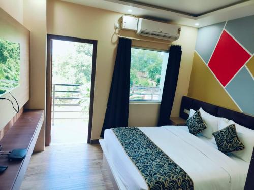 Sarojini Garden Hotel & Restaurant,,3 star