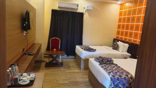 Sarojini Garden Hotel & Restaurant,,3 star