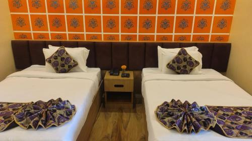 Sarojini Garden Hotel & Restaurant,,3 star