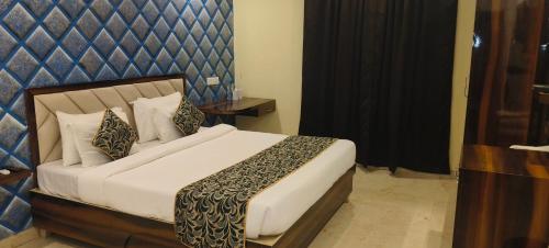 sarojini garden hotel and restaurant