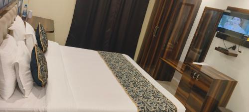 sarojini garden hotel and restaurant