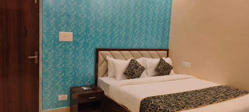 sarojini garden hotel and restaurant