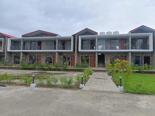 Corbett Tusker Meadows By White Flower,,5 star