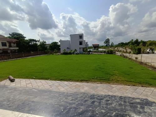 Corbett Tusker Meadows By White Flower,,5 star