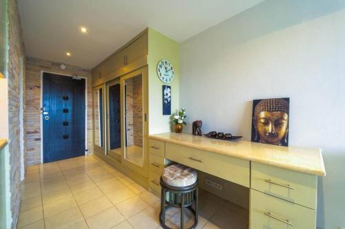 beachfront studio condo seaview bw1
