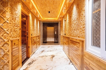 golden oak by the lake hill