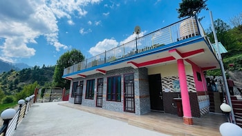 snow and field view homestay