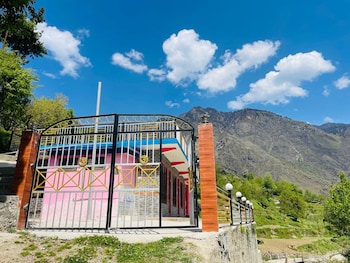 snow and field view homestay