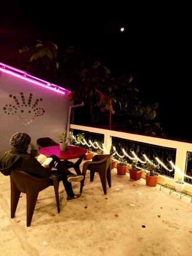 hidden monkey backpackers darjeeling