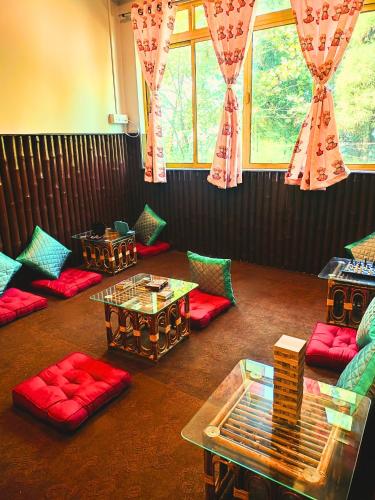 hidden monkey backpackers darjeeling